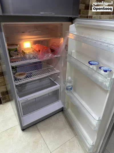 ثلاجة هيتاشي بحالة الجديد حجم وسط بسعر مغري 220 دينار 2