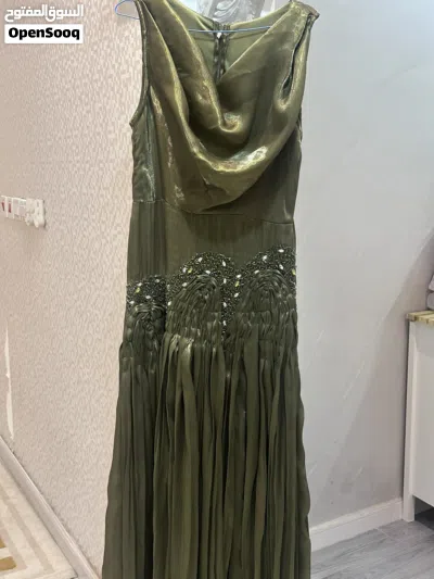 فستان لونه زيتي فصلت يشبه هذا 4