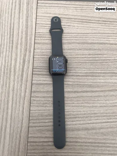 Apple Watch SE 3 size M/L 40 mm في حالاة ممتازه excellent condition 2