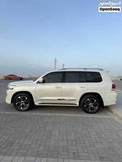 Toyota Land Cruiser VXR 2