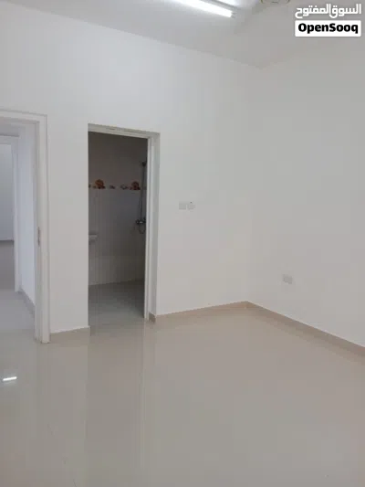 فرصه استثماريه قويه شقه مؤجرة للبيع في المعبيلة الثامنه الخط الاول من مدخل الشارع السريع 3