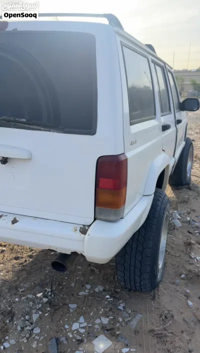 Jeep Cherokee Standard 2