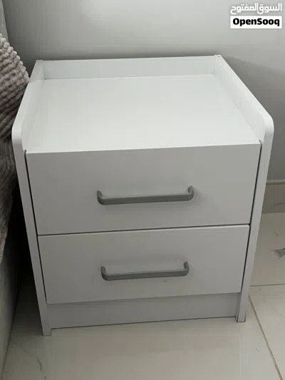 Queen bed with mattress and side - Like new 3