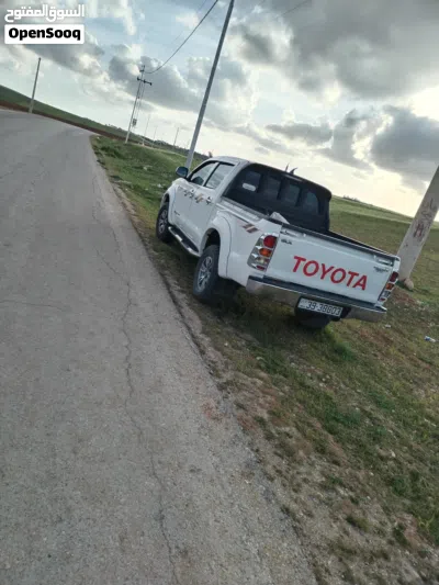 Toyota Hilux DLX 2