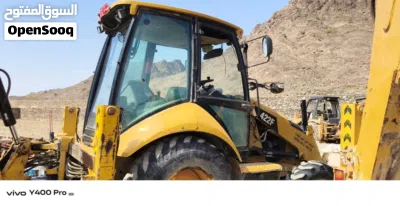 حفار من نوع CAT 422F شبه جديد. 2