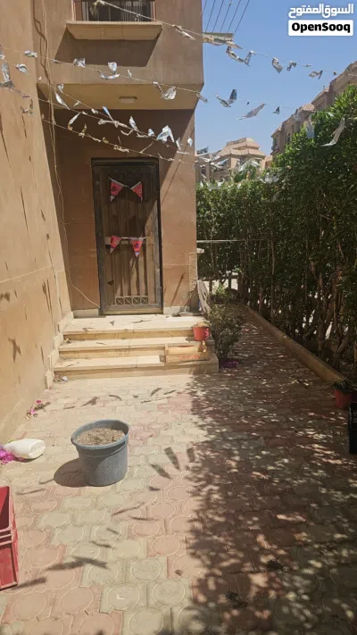 شقه دور أرضى بجنينه للإيجار بالحى الإيطالى 2