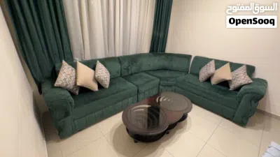 طقم كنب مع طاوله بحاله ممتازه للبيع 2