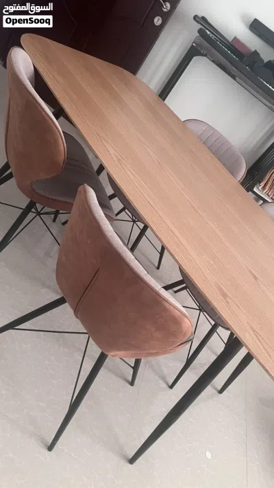 Dining table for sale in excellent condition 2