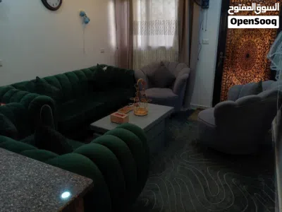 طقم كنب لون اخضر زمردي وسكني مع الطاولات استخدام اقل من سنة شبه جديد بدي ابيعهم ب 2