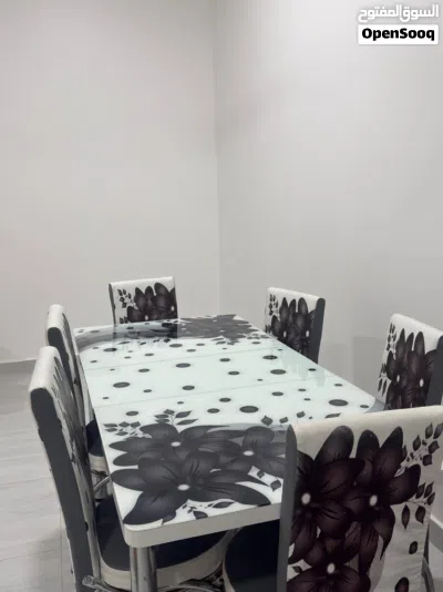 طاوله الطعام تصميمها العصري باللونين الابيض والاسود مع نقشه الورود 4