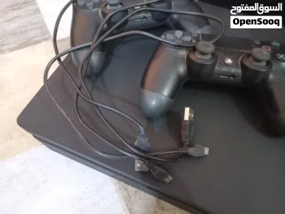 بلاي4 اخو الجديد مستعمل مرة واحدة (ps4) نضيف اليدات سليمة الكيبلات سليمة كانما جديد وياه قرصين هدية 4
