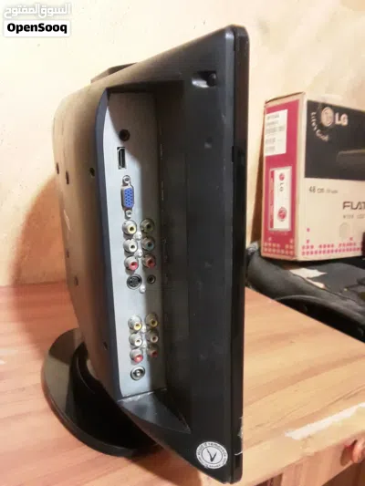 شاشة تلفزيون حجم صغير HD 19 نوع تريفو تشبك عليها كمبيوتر وكاميرات وسماعات واجهزة اخرى عليها من 4