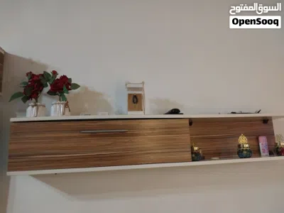 رفوف خشبية كبار مع طاولة وسط خشب لاتيه لون ابيض مع خشبي مميز جدا اللون مع ضرف كبيرة 2