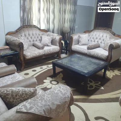 للبيع بسعر مغري طقم كنب نظيف زان 10 مقاعد مع طاولات وبرادي وسجاد 350 دينار 2