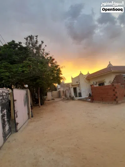 منزل 5 الديار وصالة وكجينتين وزوز حمامات وزوز مخازن السعر 470 ألف المكان عين زارة الاستراحة الحمرة 2
