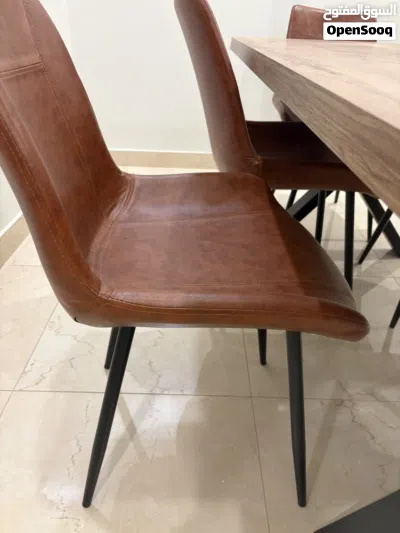 طاولة طعام شبه جديدة للبيع 2