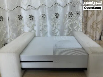 اكس بوكس 1S يحتوي علا يده اصليه واشاحنهذ 4