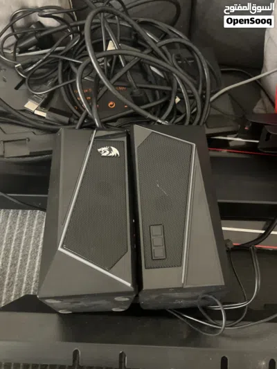 سيت اب pc gaming بيسي مع طاوله وكامل الملحقات سعر ممتاز جدا مع شاشتين وحامل الشاشات 3