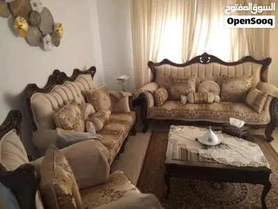 طقم كنب حفر 7 مقاعد بحالة الجديد قماش نظيف بالاضافه الي طاوله سفره 6 مقاعد 3
