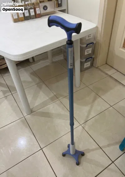 للبيع عكاز طبي معدني بقاعدة رباعية (حالة ممتازة) 4