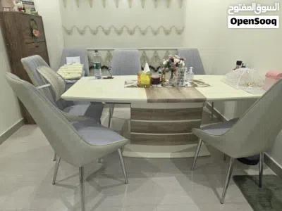 طاولة طعام فخمة 6 كراسي Beautiful and Luxurious wooden and faux marble table with 6 comfy chairs. 3