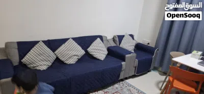 غرفة جلوس living room كاملة الكنب بأغطيته وسجادة وستائر وطاولة طعام مع6 كراسي تصلح لتكون طاولة مكتب 3