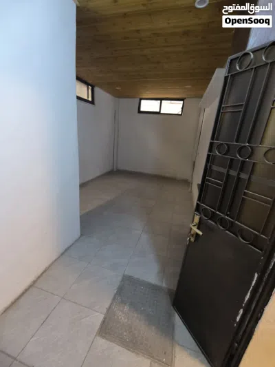 شقه للايجار طابق أرضي الزرقاء الوسط التجاري مقابل مطبعه النقاط الحمراء الشقه تتكون من غرفه واحده وص 3