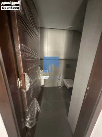 شقة فاخرة للبيع في أم أذينة - خلف سوق الذهب 175م مع ترسات 140م تشطيب سوبر ديلوكس لم تسكن 2