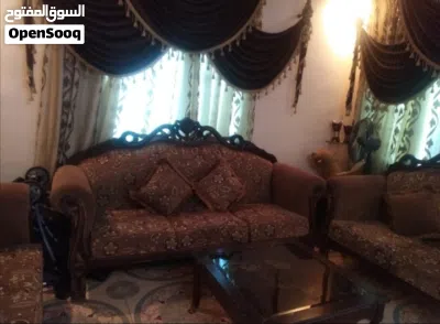 كنب للبيع 9 مقاعد خشب زان بحالة الوكاله مع 3 طربيزات وبرادي. 3