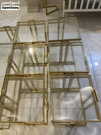 طاولة كبيرة ومعها 6 طاولات صغيرة 2