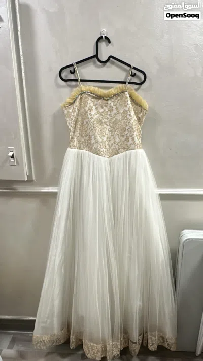 فستان ابيض مستعمل بحاله جيده 2