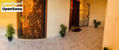 فيلله بموقع تجاري علي واجهتين وتتكون من 10 حجرات وصالة10×5,وعدد4حمامات وعدد3مطابخ وصالة 150متر مربع 2