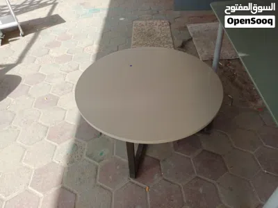 للبيع اربع طاولات للبيع واثنين دولاب الدولاب دفعه واحده 4
