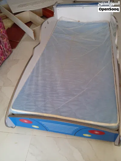 سرير اطفال على شكل سيارة مستعمل للبيع 2