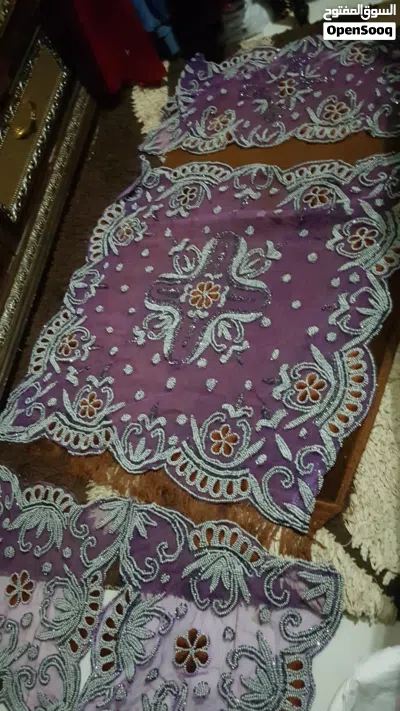 رفوف خشب ومفارش طولات واحده كبيرة وحبتين صغيرة والثالثه مستطيله نوع ممتاز مطرزة كرستال ثقيله 2