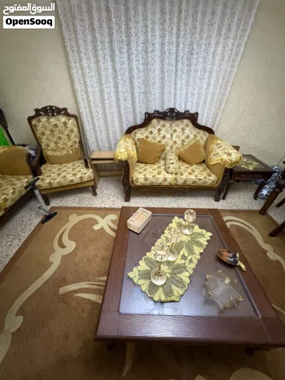طقم كنب تفصيل تسعه مقاعد مريح جدا وخشب نظيف والفرش جدا نظيف مع طقم طاوله كبيره وثنتين جانبيات 4