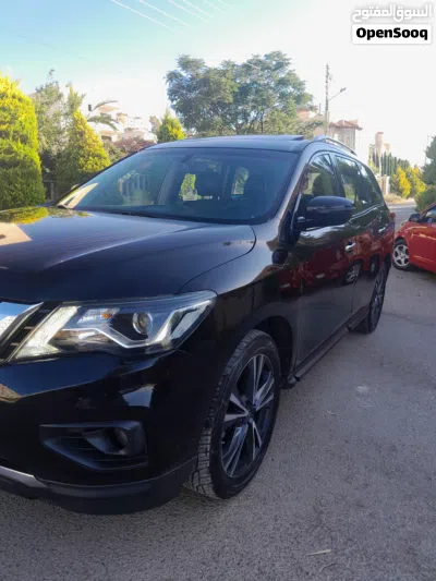 Nissan Pathfinder Standard 2
