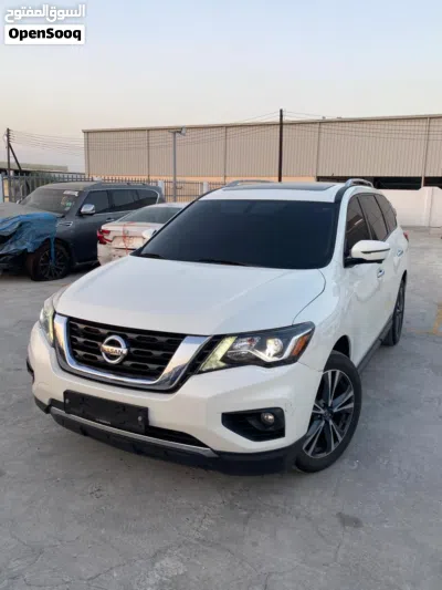Nissan Pathfinder XE 2