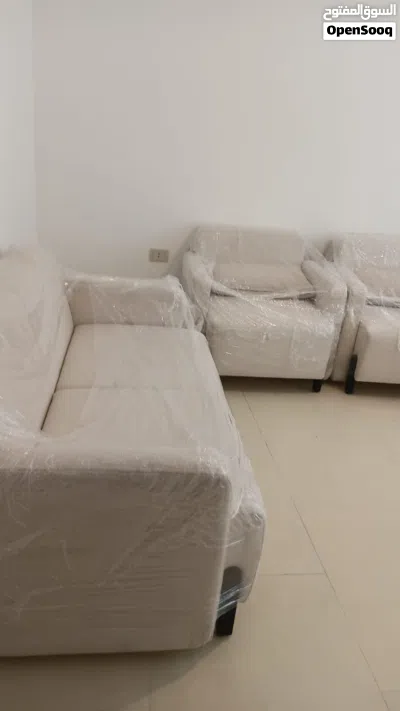 اثاث كنب فاخر لون ابيضّ و تلفاز و غسالة للبيع 4