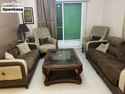 طقم كنبايات مستعمل بحالة جديدة مع طاولة وسط ووطاولتين جانبيات للبيع مع فحص مجاني 4