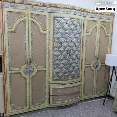 غرفة نوم ملكية وبتصميم كلاسك مختلف بحالة ممتازة خمس قطع . 2