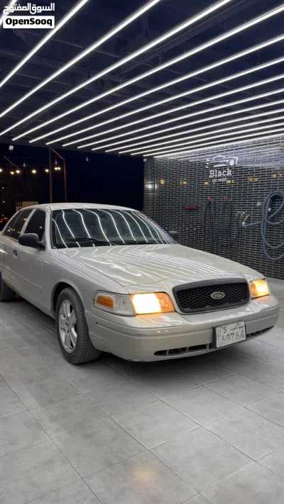 Ford Crown Victoria Base 3