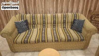 طقم كنب ثقيل فاخر للبيع ب خشب قوي من الانواع القديمه يصلح لغرفه الضيوف و يجي معو طاوله متناسقه 3