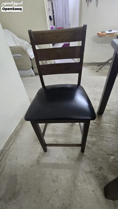 Dining table with 6 leather seated chairs. 3
