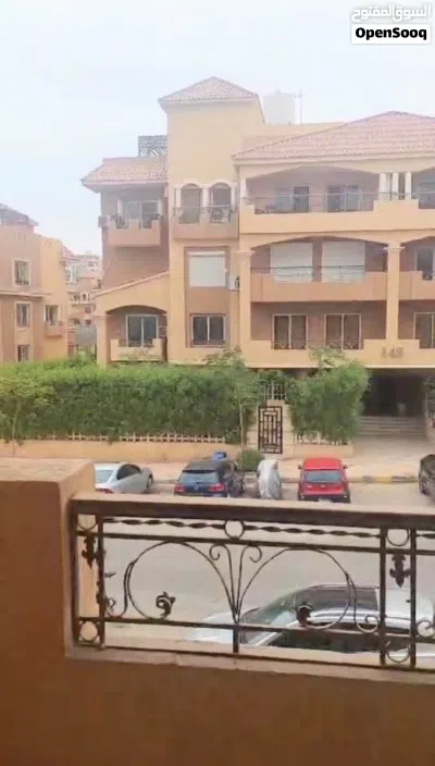 شقه للبيع من المالك في اميز موقع في كمبوند الخمايل المرحله الثانيه الهضبه أمام هايبر والنادي 3