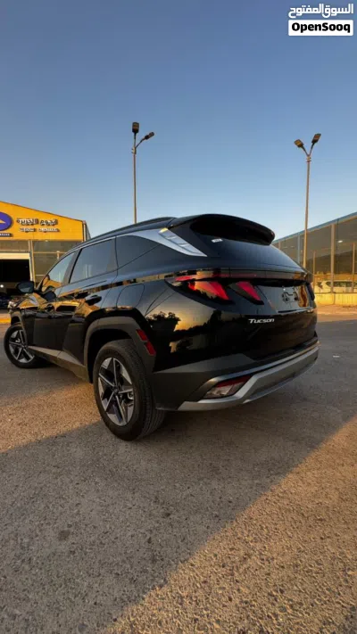Hyundai Tucson SEL 2