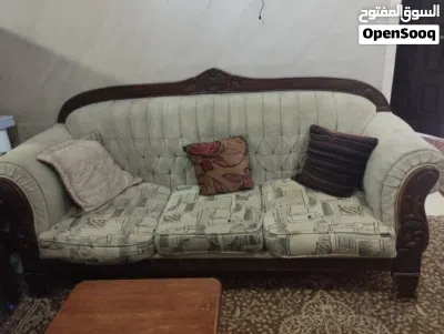 طقمين كنب للبيع احد موريس وتأتي عادي بسعر يد 4