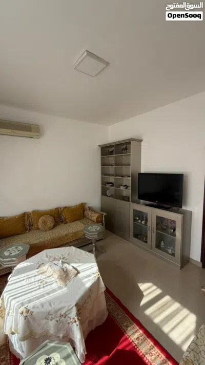 غرفة معيشة مع طاولة 3