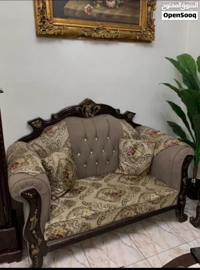 طقم كنب لغرفة ضيوف من 7 مقاعد، و ساعة خشبية أرضية. 2