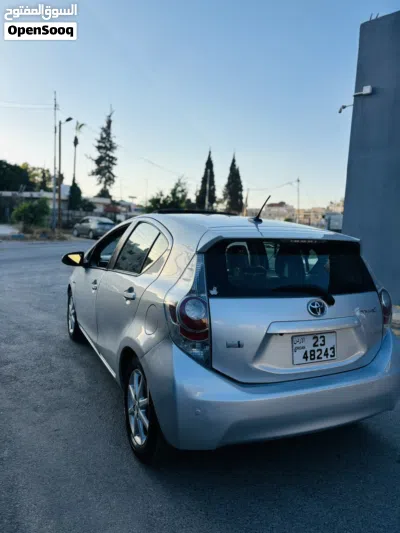 Toyota Prius Prius C 4